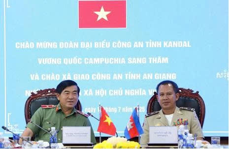 Thiếu tướng Nguyễn Văn Hận - Giám đốc Công an tỉnh An Giang và Trung tướng Chseaun Sokchetta - Giám đốc Công an tỉnh Kandal trao đổi thông tin