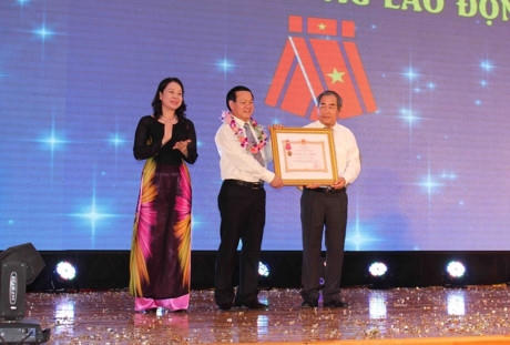 Bà Võ Thị Ánh Xuân - Bí thư Tỉnh ủy An Giang trao Huân chương Lao động hạng Ba cho Lãnh đạo Tập đoàn Sao Mai.