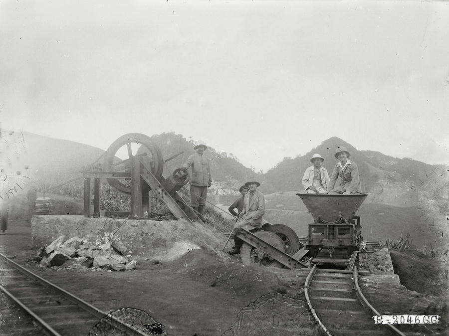 loat anh hiem ve mo chi kem khong lo o viet nam 100 nam truoc hinh anh 16