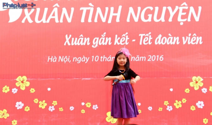 Tưởng thành từ Đồ Rê Mí 2015, ca sĩ nhí Ngọc Giàu góp tiếng hát trong chương trình nhân văn này. (Ảnh: Đức Biên)