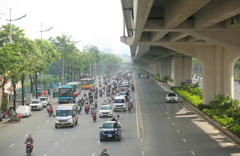Từ sáng ngày 4/7, Sở Xây dựng Hà Nội triển khai phương án phân làn giao thông trên đường Phạm Văn Đồng. Ảnh: Ngọc Tú