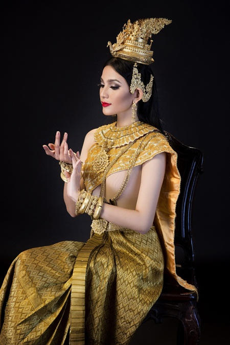 Với vẻ đẹp tự nhiên, trong sáng cùng làn da bánh mật khỏe khoắn, Trương Thị May hóa thân thành cô gái Apsara chuẩn mực với những động tác múa đẹp mắt. 