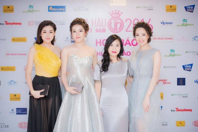 Phần vải xuyên thấu được xử lý khéo léo để bộ cánh trở nên bồng bềnh, nữ tính, tôn lên vẻ mặn mà của 'gái một con', nhưng vẫn rất gợi cảm.