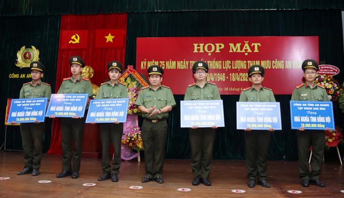Đại tá Đinh Văn Nơi – Giám đốc Công an tỉnh trao nhà “Nghĩa tình đồng đội” cho cán bộ, chiến sĩ