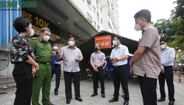 Trưa 20/8, Bí thư Quận ủy, Chủ tịch HĐND quận Hoàng Mai - Nguyễn Quang Hiếu cho biết, qua truy vết, các đơn vị chức năng đã xác định và đưa 27 ca F0 và 38 trường hợp F1 đi cách ly.