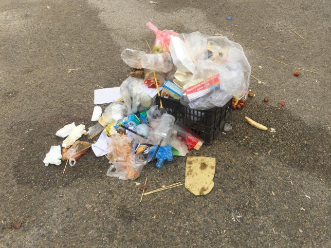 Một chỗ để rác ngay ở giữa đường.