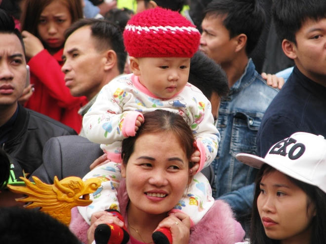 Người dân vây kín hai bên đường xem lễ rước.