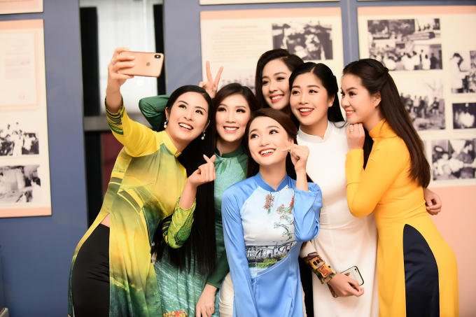 'Bạn gái tin đồn' của Phan Văn Đức diễn áo dài cho HH Ngọc Hân