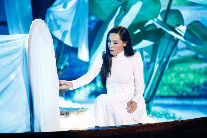 Phi Nhung đẹp hút hồn với áo dài trắng