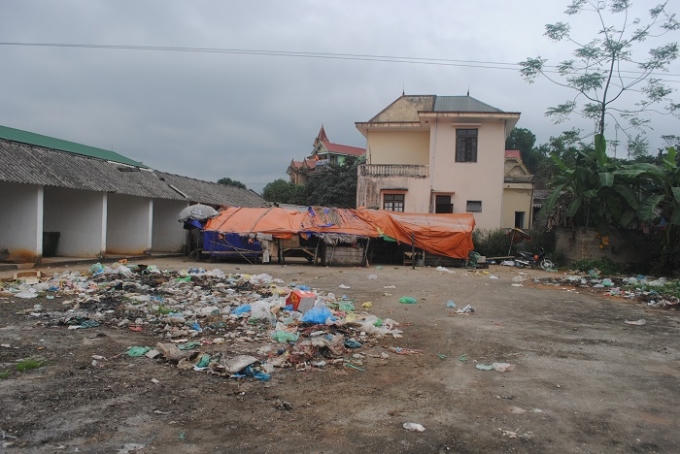 Rác thải chất đầy ở chợ Tiền Phong (ảnh Duy Ngợi).