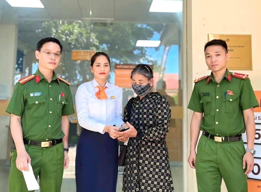 Cán bộ, chiến sĩ Công an xã Nghĩa Đàn và cán bộ Ngân hàng LPBank chi nhánh tại Nghĩa Đàn kịp thời ngăn chặn vụ việc, bảo vệ tài sản cho bà C.T.K. (Ảnh: Bộ Công an)