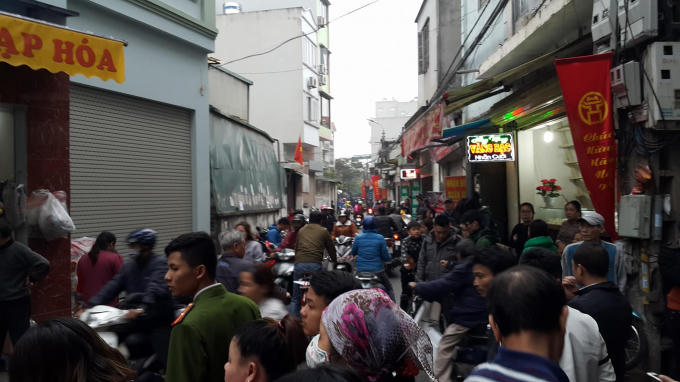 Hàng trăm người dân đứng chật kin vây quanh bên đường khu vực phát hiện thi thể.