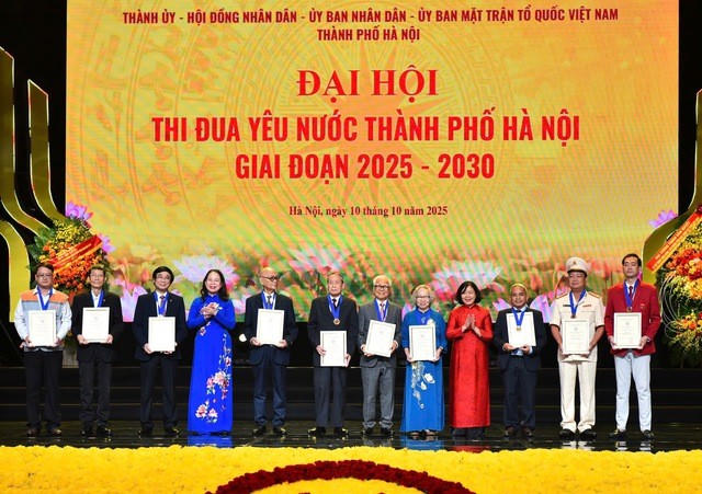 Bí thư Thành ủy Hà Nội Bùi Thị Minh Hoài, Phó Chủ tịch nước Võ Thị Ánh Xuân trao tặng danh hiệu "Công dân Thủ đô ưu tú" năm 2025 - Ảnh: VGP/Nhật Bắc.