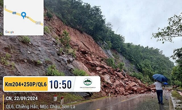 Khu vực xảy ra sạt lở khiến giao thông trên Quốc lộ 6 tê tiệt.