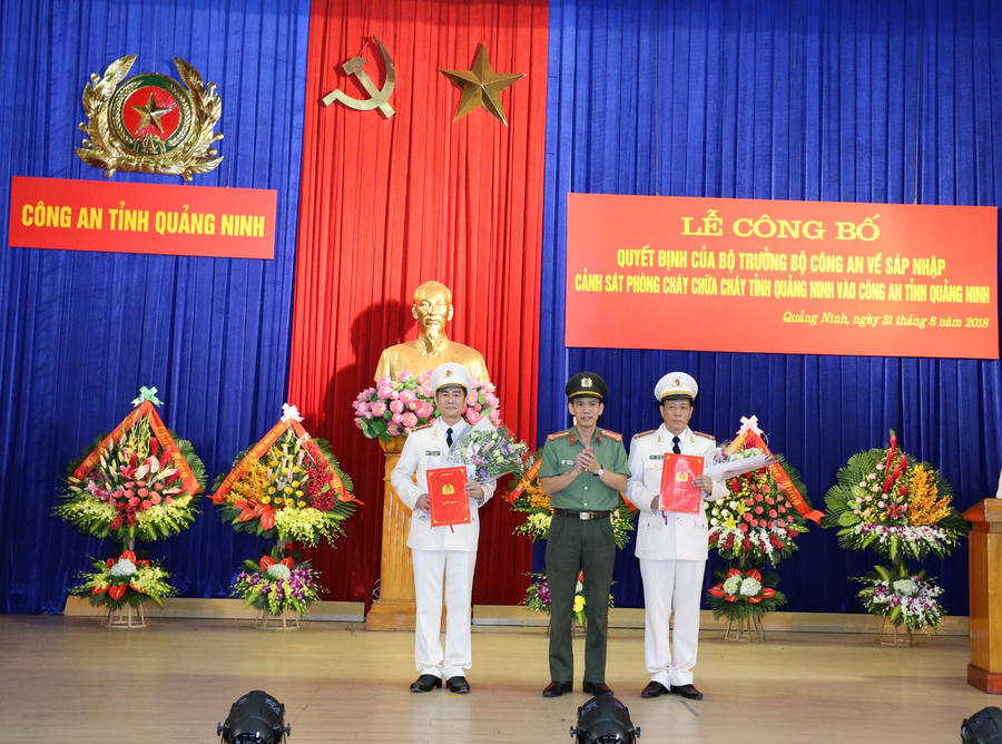 Đại tá Hoàng Đức Lừng, Phó Cục trưởng Cục tổ chức cán bộ (Bộ Công an) trao quyết định của Bộ Công an bổ nhiệm 2 đồng chí Phó Giám đốc CS PCCC tỉnh về Phó Giám đốc Công an tỉnh Quảng Ninh