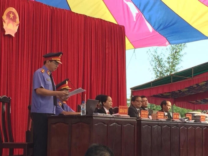 Đại diện VKS công bố cáo trạng tại phiên tòa (Ảnh: Thiên Thanh).