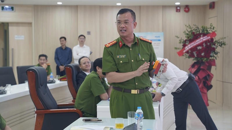 Đại tá Phạm Trung Hiếu báo cáo tại buổi Lễ ra mắt Trung tâm Thông tin chỉ huy kết nối hệ thống truyền tin, báo sự cố phòng cháy chữa cháy. (Ảnh: Công an TP Hà Nội)