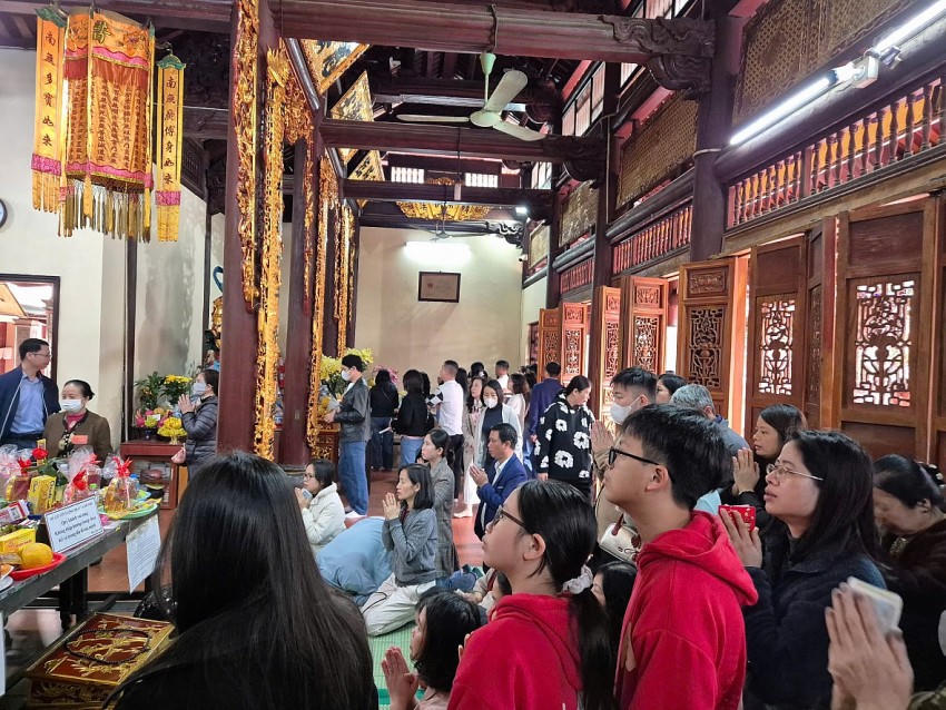 Rất đông người dân đến lễ cầu tài, cầu lộc với mong muốn cả năm Ất Tỵ 2025 gặp nhiều măn mắn trong công việc, kinh doanh, buôn bán.