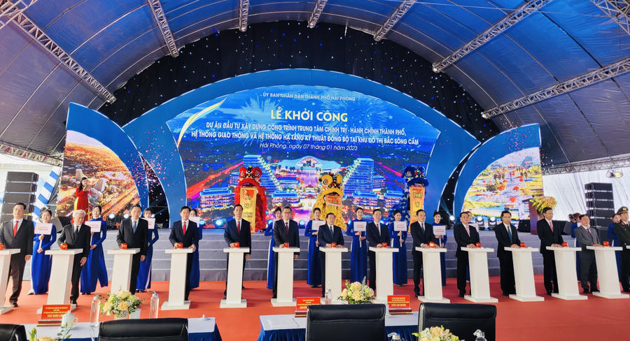 Ủy viên Bộ Chính trị, Thường trực Ban Bí thư Võ Văn Thưởng cùng các đại biểu nhấn nút khởi công Dự án đầu tư xây dựng công trình Trung tâm Chính trị - Hành chính TP.