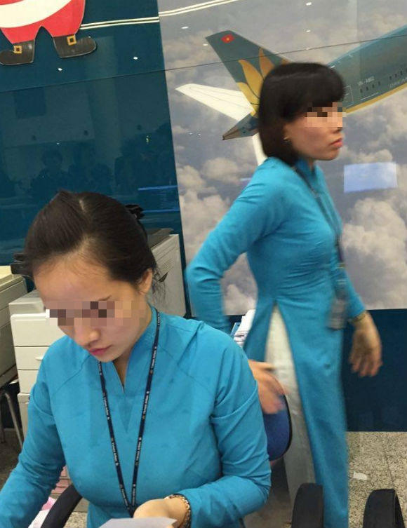 Một số nhân viên của Vietnam Airlines tỏ ra khó chịu khi khách phản ánh việc mất đồ. (Ảnh do hành khách cung cấp)
