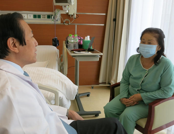 “May mắn được ghép thận tới lần thứ 3, tôi có thể thọ được trăm tuổi” – bà M. Takako vui mừng chia sẻ với GS Đỗ Tất Cường, Phó TGĐ Vinmec.