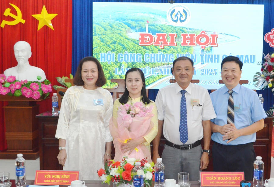 Ông Vưu Nghị Bình - Giám đốc Sở Tư pháp (thứ 2 từ trái sang) tặng hoa chúc mừng Ban Chấp hành Hội CCV tỉnh Cà Mau, nhiệm kỳ 2025 – 2030.