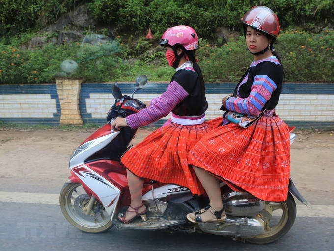 Phụ nữ Hmông với sắc màu rực rỡ đến các điểm vui chơi ngày Tết Độc lập tại huyện Vân Hồ. (Ảnh: Ngọc Hà/TTXVN)