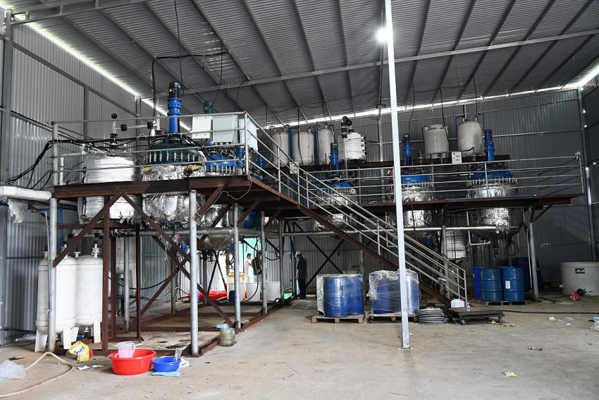 Khu nhà xưởng được nhóm tội phạm đầu tư các thiết bị hiện đại dùng để chưng cất ma tuý.