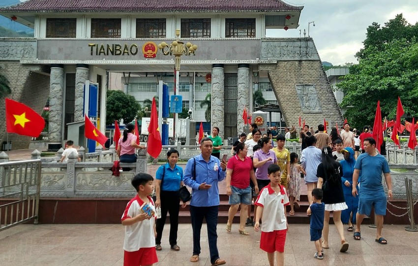 Cửa khẩu Quốc tế Thanh Thủy đón khoảng một nghìn lượt người đến thăm quan, du lịch. (Ảnh N. Quân).