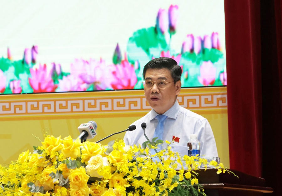 Phó Chủ tịch UBND TP HCM Nguyễn Văn Dũng trình bày báo cáo tại Kỳ họp. (Ảnh: UBND TP HCM)