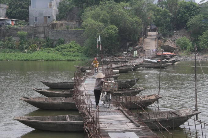 Từ những mảnh gỗ ghép lại đã trở thành "cây cầu" - nơi giao thương giữa hai thôn