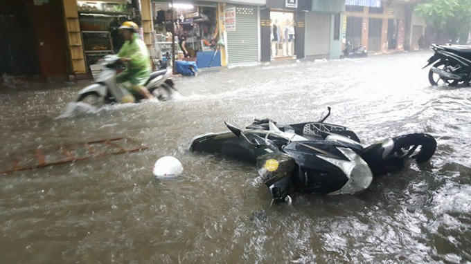 Do ảnh hưởng cơn bão số 2, nhiều tuyến đường Hà Nội bị ngập.