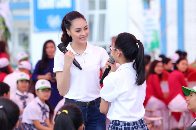 Hoa hậu Biển Thùy Trang được học sinh quây kín ở Vĩnh Yên