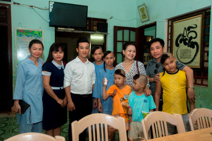 Nữ danh ca Khánh Ly (áo trắng) có chuyến thăm mái ấm tình thương tại chùa Quang Châu tối 5/9. Ảnh: CaroMedia.