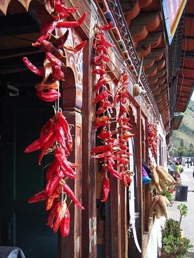 Các căn nhà cổ xưa ở Bhutan vẫn được giữ gìn, trước cửa nhà luôn treo những chùm ớt to - đây là món ăn yêu thích của người Bhutan. Ảnh: internet.