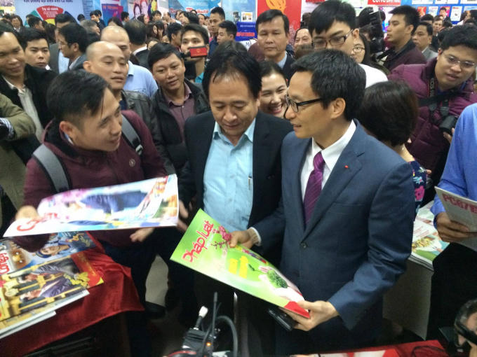 Phó Thủ tướng Vũ Đức Đam thăm gian trưng bày của Báo Pháp luật Việt Nam.