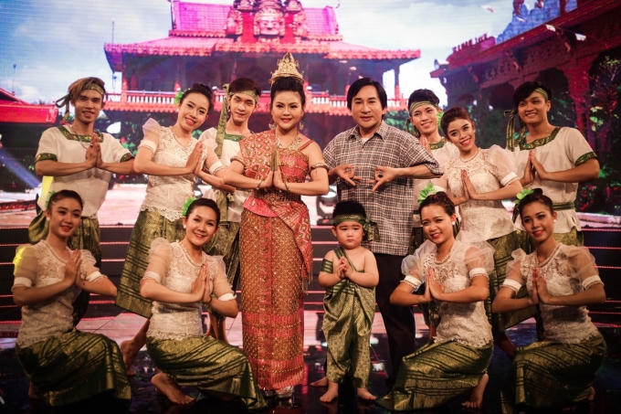 Hộ tống vợ và con trai đi diễn, NSƯT Kim Tử Long không chỉ theo dõi mà còn chu đáo phụ vợ chăm sóc, hướng dẫn con trai biểu diễn.