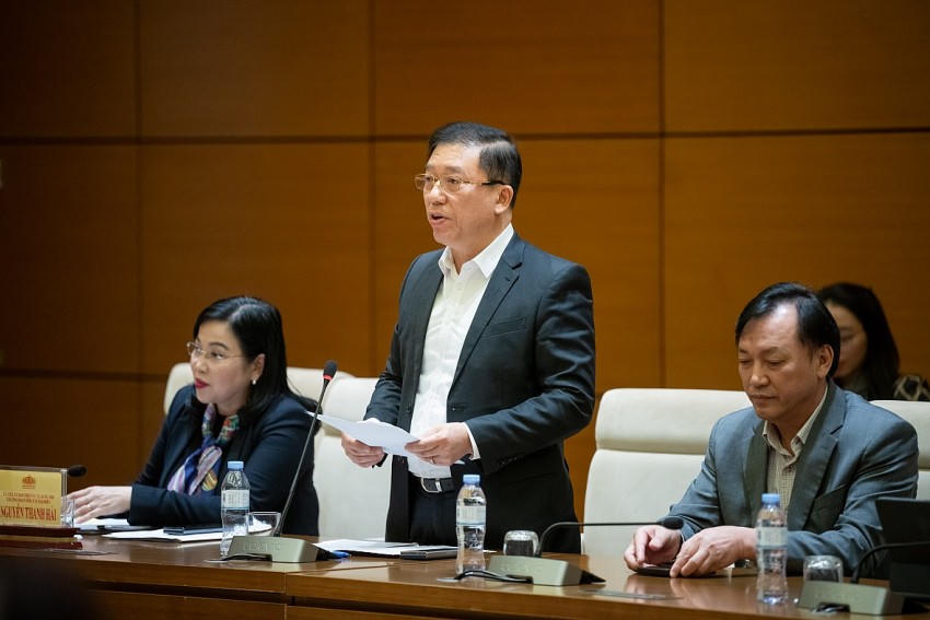 Phó Trưởng Ban Thường trực Ban Công tác đại biểu Nguyễn Tuấn Anh đã công bố Nghị quyết số 63/2025/UBTVQH15 của Ủy ban Thường vụ Quốc hội. Ảnh: quochoi.vn