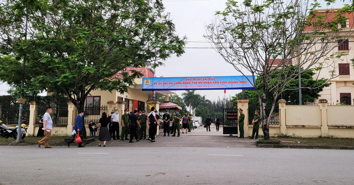 An ninh phiên tòa được thắt chặt, chỉ những người có giấy triệu tập và một số ít cơ quan báo chí được vào trong phòng xử án -