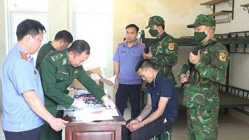 Bộ đội Biên phòng tỉnh Thanh Hoá vừa bắt giữ vụ vận chuyển 12.000 viên ma túy tổng hợp.