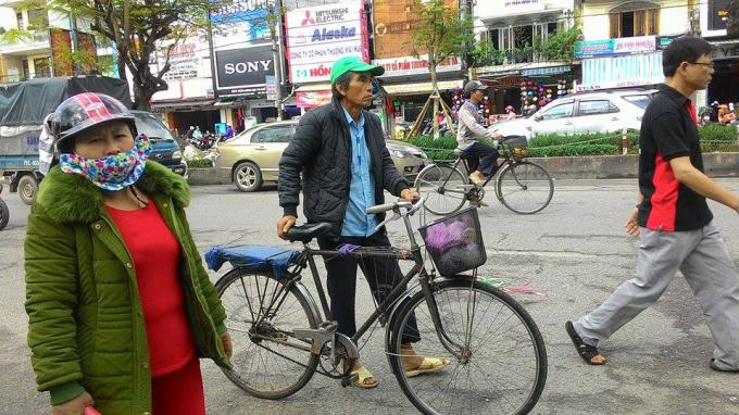 Một cụ ông đang chờ khách thuê chở hàng (Ảnh: PV Đăng Hậu chụp ngày 30 Tết)