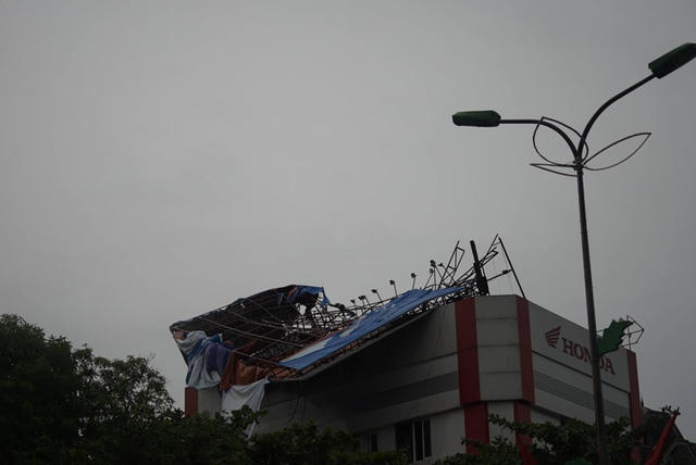 Biển hiệu quảng cáo bị bão quật đổ rất nhiều.