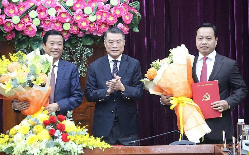 Trưởng Ban Tổ chức Trung ương Lê Minh Hưng trao quyết định của Bộ Chính trị cho ông Trần Tiến Dũng (bìa phải) và ông Bùi Văn Nghiêm (bìa trái).