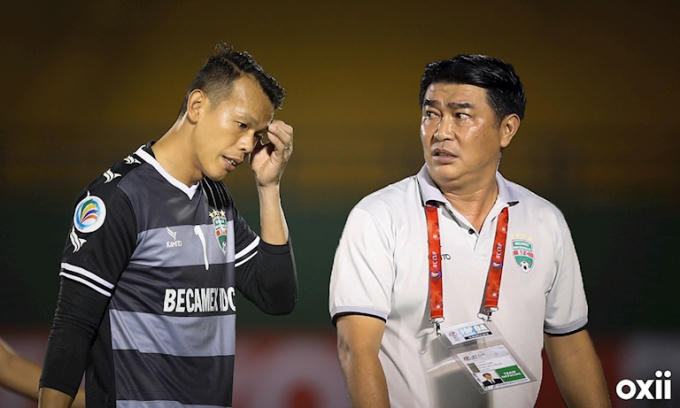 HLV Trần Minh Chiến không hài lòng về màn trình diễn của Tấn Trường.