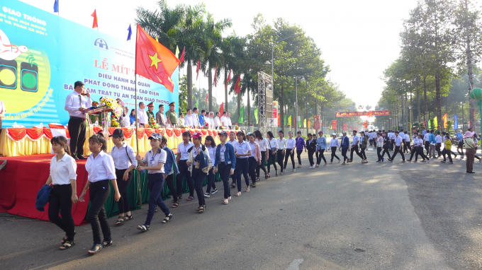 Ngay sau lễ phát động, hơn 3000 người đã cùng tham gia diễu hành.