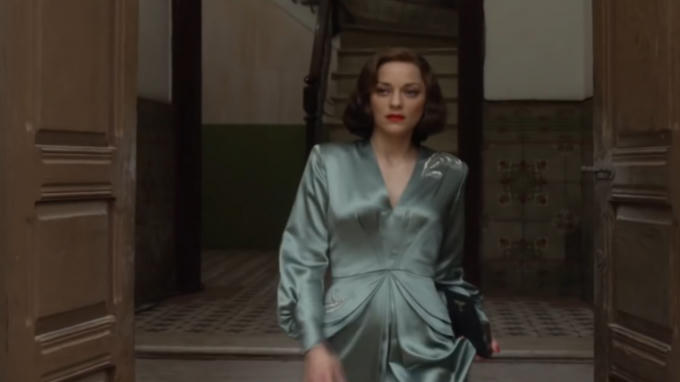 Bộ đầm xanh ngọc của nhân vật Marianne