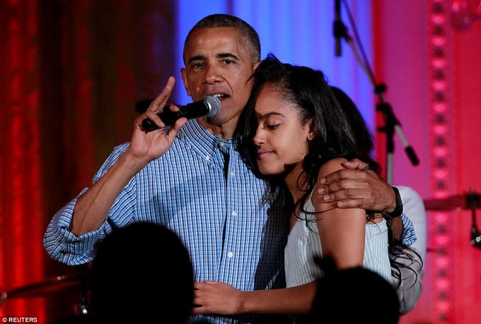 Tổng thống Obama hạnh phúc, hát mừng sinh nhật con gái