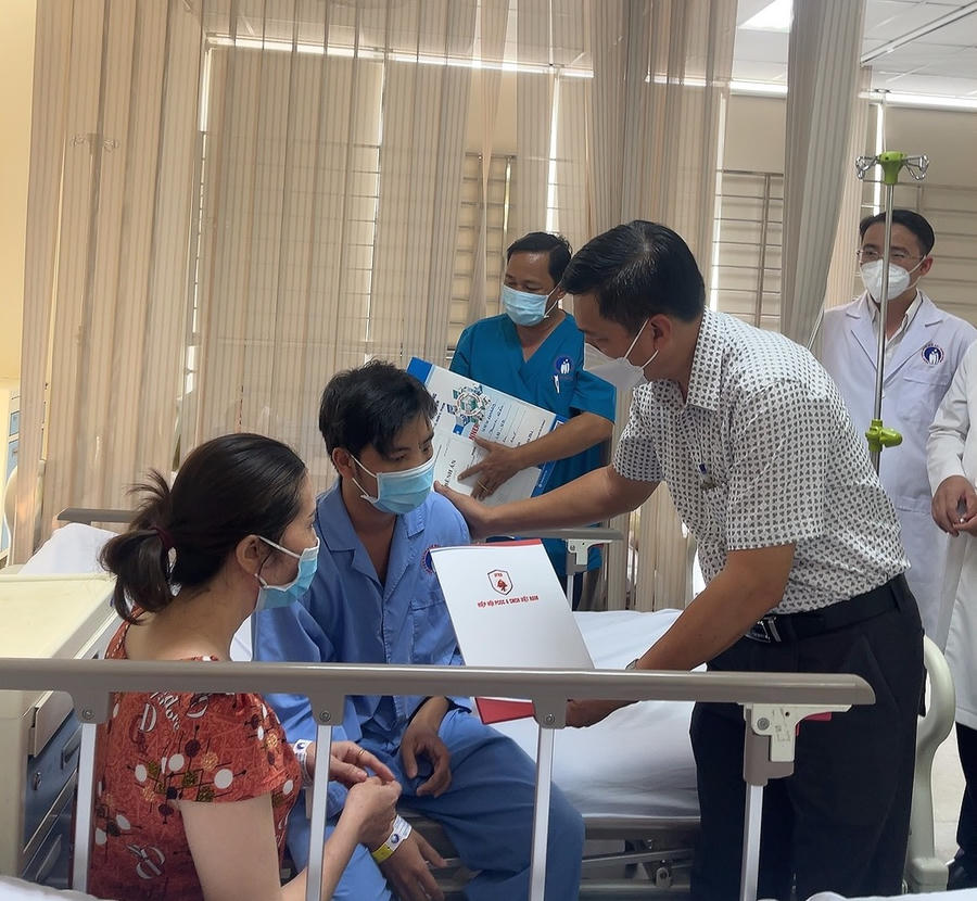 Đại diện Hiệp hội PCCC và CNCH Việt Nam trao quà cho Hạ sỹ Nguyễn Trung Kiên.