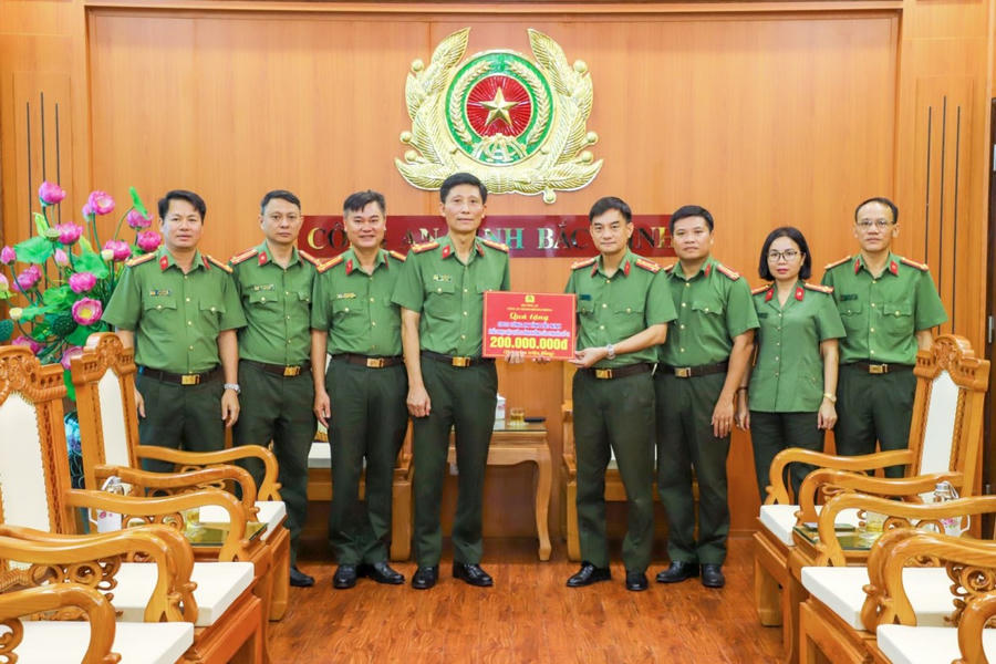 Đại tá Phạm Viết Dũng, Phó Giám đốc Công an thành phố Hải Phòng trao kinh phí hỗ trợ Công an tỉnh Bắc Ninh khắc phục thiệt hại do bão lũ.