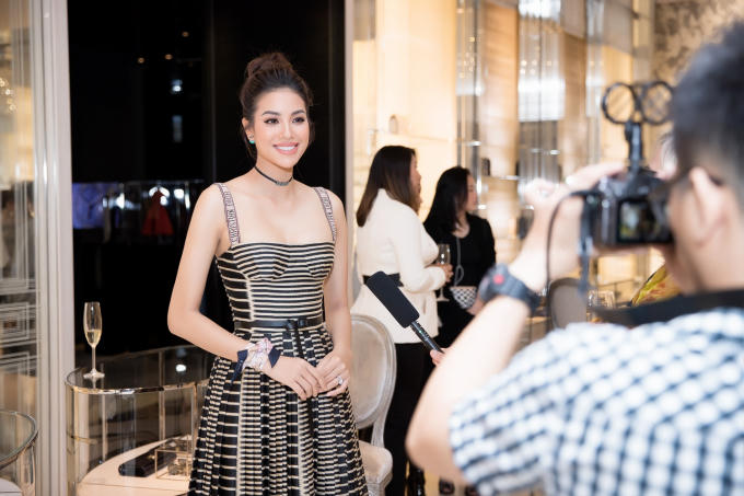 Phạm Hương trẻ trung, sang chảnh với váy sọc ngang thời thượng